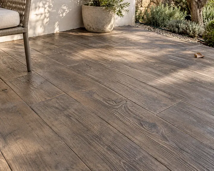 Pavimento exterior de hormigón impreso con acabado imitación madera