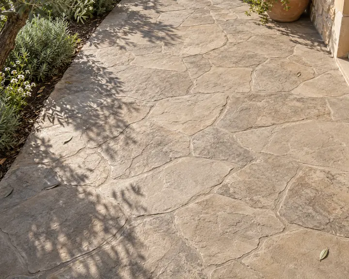 Hormigón impreso para jardín con acabado de piedra irregular y aspecto natural