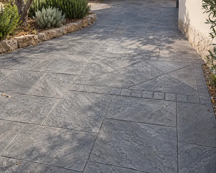 Acabado pizarra, baldosa y formatos decorativos en pavimento de hormigón impreso para jardín
