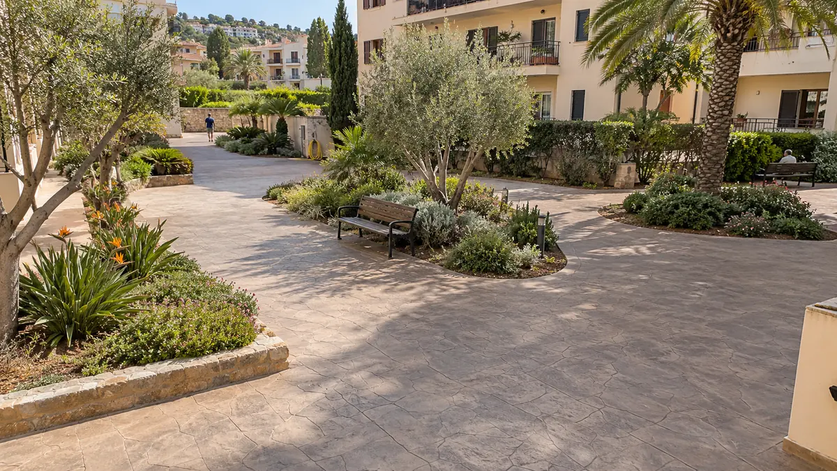 Jardines de viviendas, comunidades y negocios con hormigón impreso integrado en un jardín mediterráneo