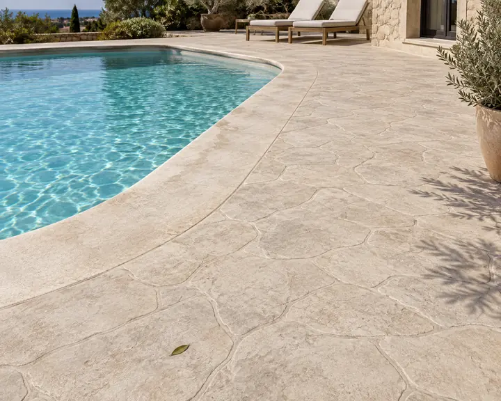 Acabado colores claros y combinaciones naturales en pavimento de hormigón impreso para piscina