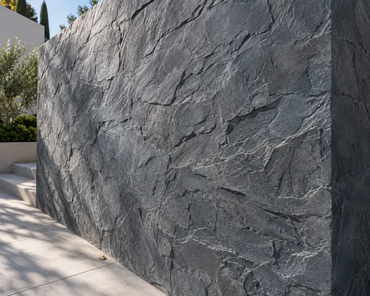 Acabado pizarra y acabados de roca aplicado a una superficie de hormigón impreso vertical